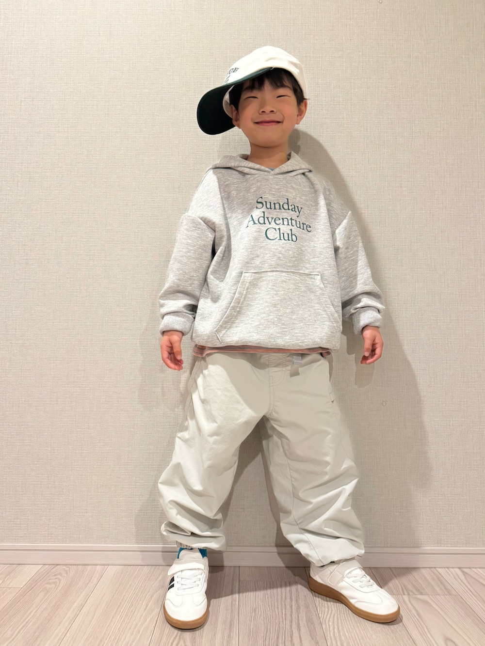 ピンク系のTシャツ/カットソー、グレー系のパーカー、グレー系のその他パンツを着用したキッズの春コーディネートの2枚目の写真