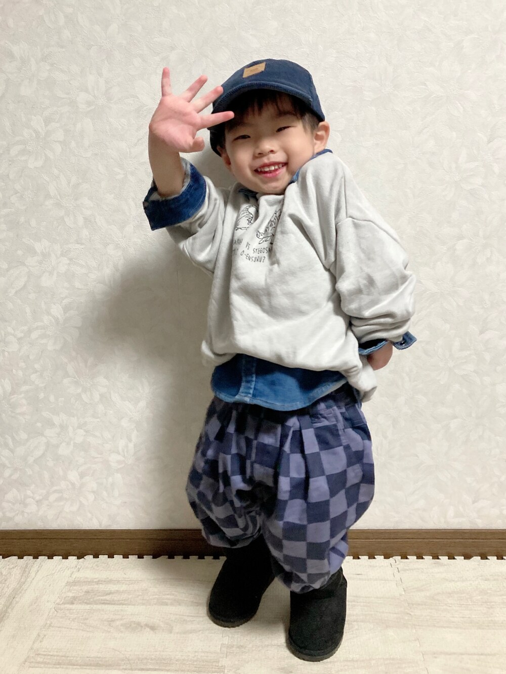 ブルー系のシャツ/ブラウス、グレー系のスウェット、ブルー系のパンツを着用したキッズの冬コーディネートの2枚目の写真