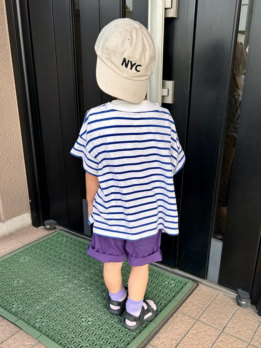 ブルー系のTシャツ/カットソー、ホワイト系のタンクトップ、パープル系のパンツを着用したキッズの夏コーディネートの5枚目の写真