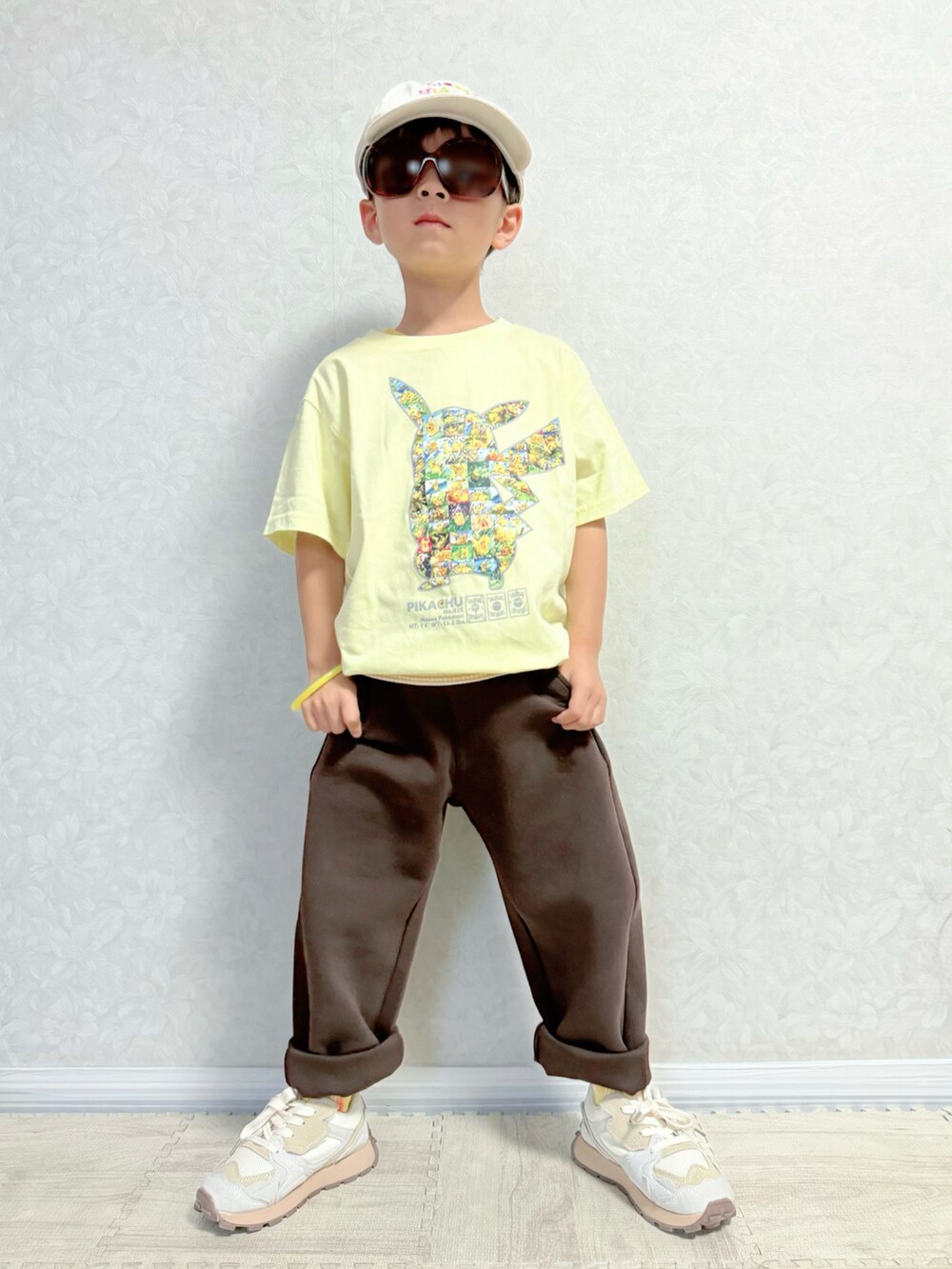 ホワイト系のスニーカー、イエロー系のタンクトップ、イエロー系のTシャツ/カットソーを着用したキッズの夏コーディネートの2枚目の写真