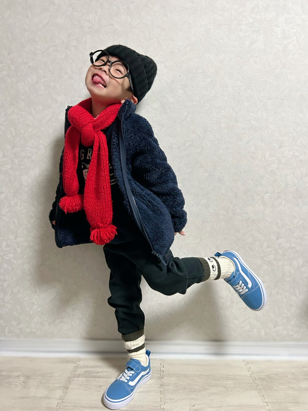 グレー系のTシャツ/カットソー、ブルー系のスウェット、ブルー系のブルゾンを着用したキッズの冬コーディネートの4枚目の写真