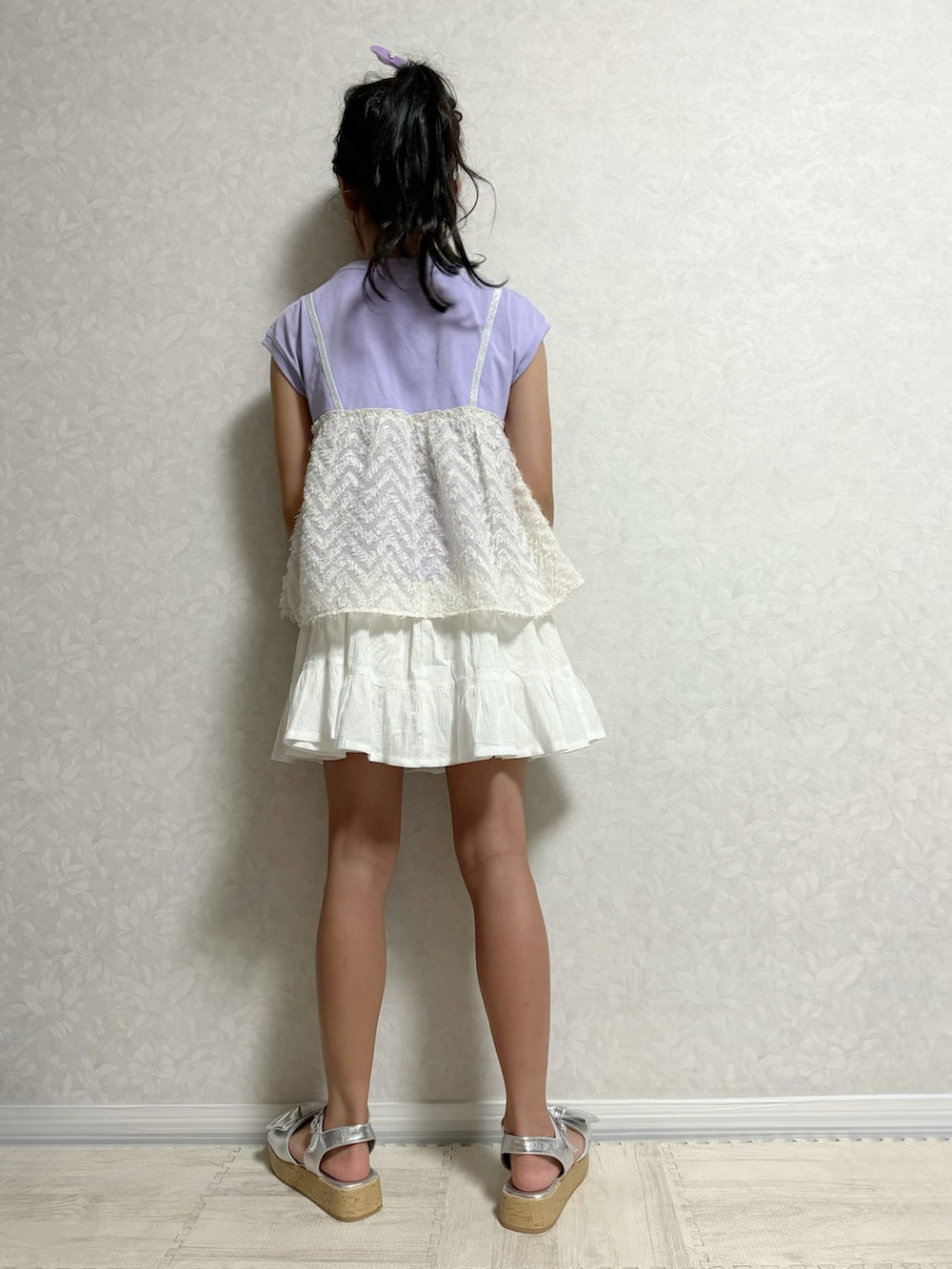 ホワイト系のTシャツ/カットソー、ホワイト系のスカート、シルバー系のサンダルを着用したキッズの夏コーディネートの4枚目の写真