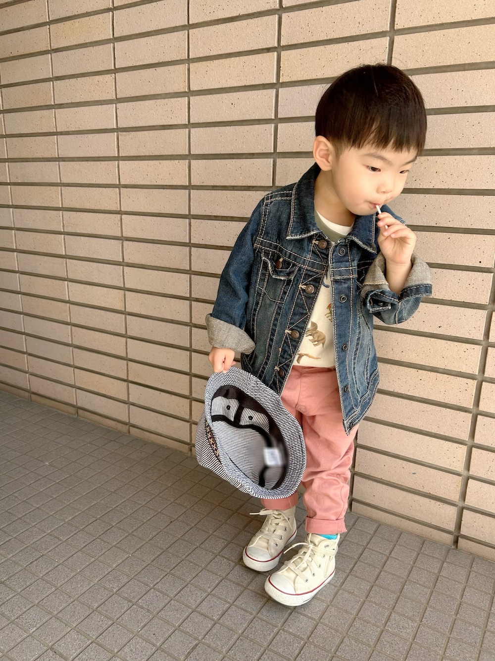 「春コーデ、カジュアルコーデ、ストリート、休日スタイル、バケットハット、デニム、カラーパンツ、プチプラ、古着MIX、コンバース、スニーカー、スウィーツ同盟会、レイヤードスタイル、ジャケットスタイル、カラー×コーデ」｜「OUTDOOR PRODUCTSのアイテム（ハット、ブルー系）」を使った、lenlen23さん（キッズ・90cm）の春コーディネートの4枚目の写真
