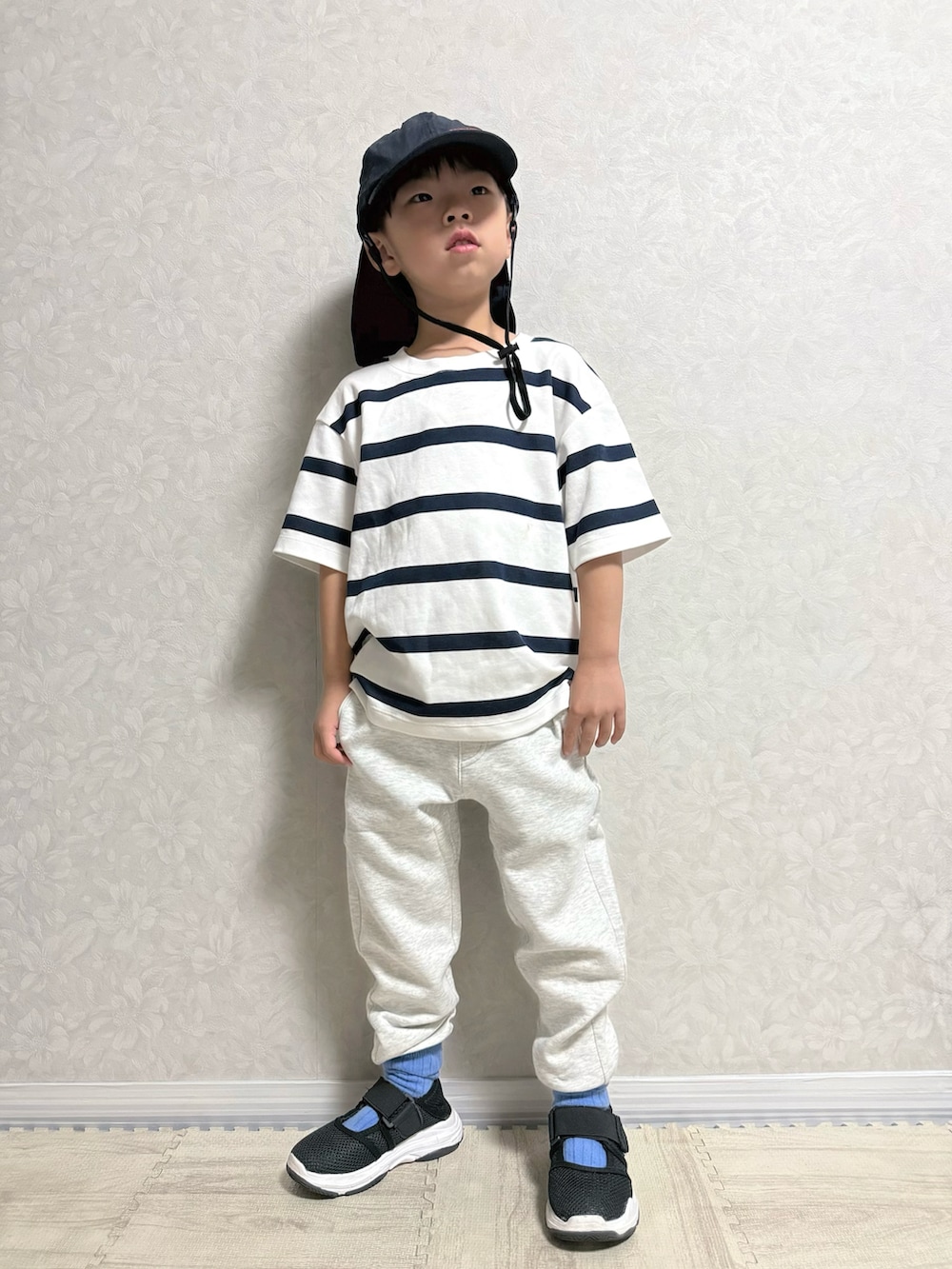 ブラック系のサンダル、ホワイト系のTシャツ/カットソー、グレー系のノーカラージャケットを着用したキッズの夏コーディネートの3枚目の写真