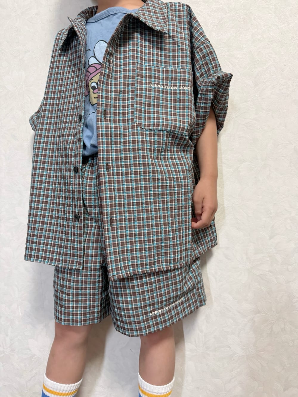 ブラウン系のシャツ/ブラウス、ブラウン系のその他パンツ、ブルー系のタンクトップを着用したキッズの夏コーディネートの5枚目の写真