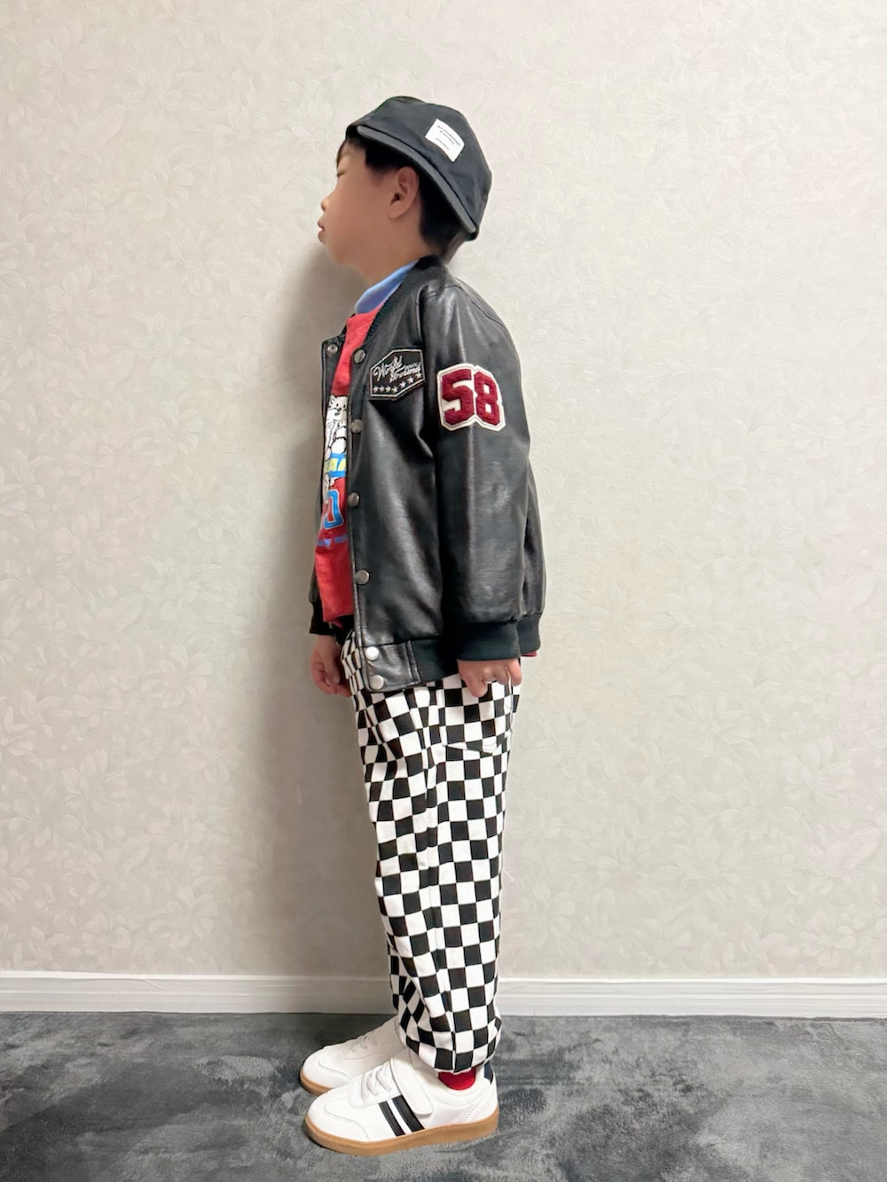 レッド系のTシャツ/カットソー、ブラック系のその他パンツ、ブルー系のTシャツ/カットソーを着用したキッズの秋コーディネートの3枚目の写真