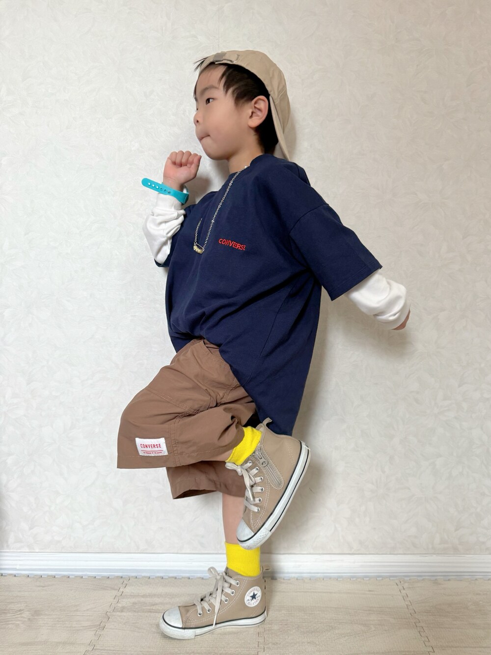 ベージュ系のベスト、ベージュ系のスニーカー、ブルー系のTシャツ/カットソーを着用したキッズの春コーディネートの5枚目の写真