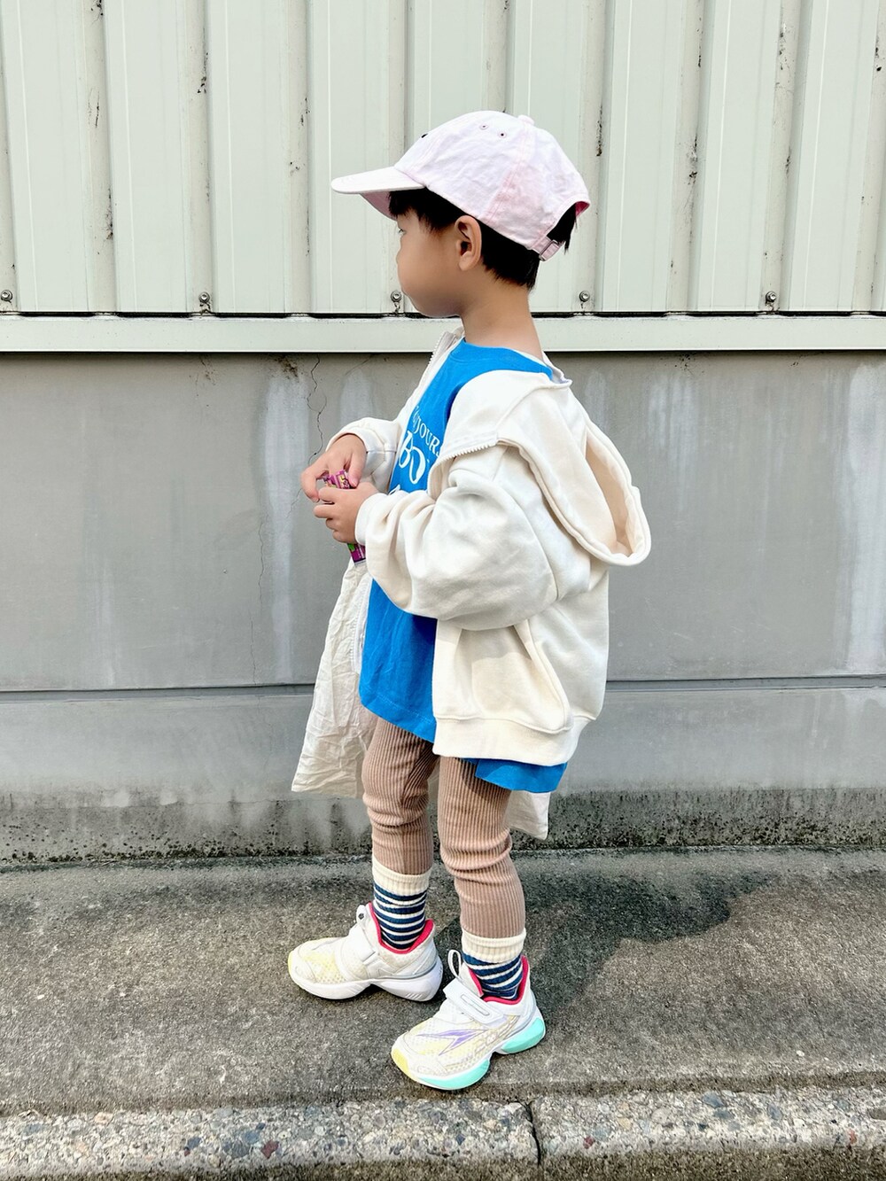 ブルー系のTシャツ/カットソー、ホワイト系のパーカー、ホワイト系のトートバッグを着用したキッズの秋コーディネートの3枚目の写真