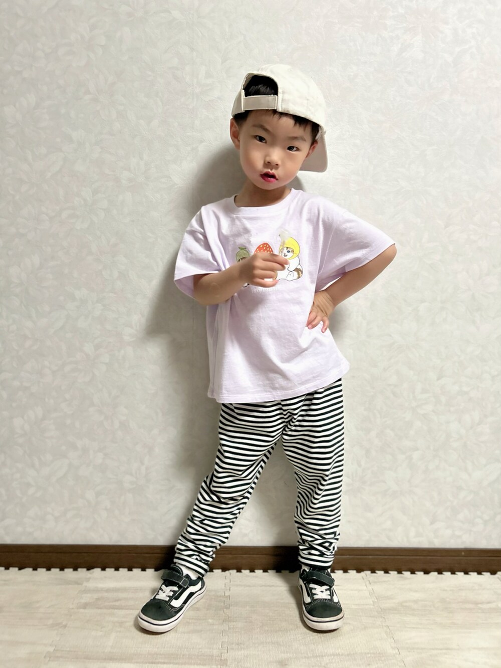 パープル系のTシャツ/カットソー、ホワイト系のその他パンツ、ブラック系のスニーカーを着用したキッズの春コーディネートの3枚目の写真