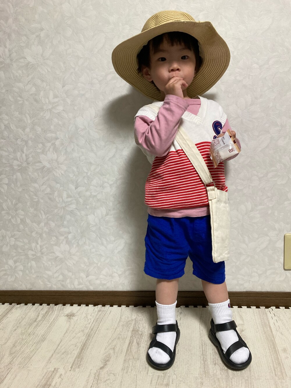 ピンク系のトップス、ホワイト系のベスト、ホワイト系のベストを着用したキッズの春コーディネートの3枚目の写真