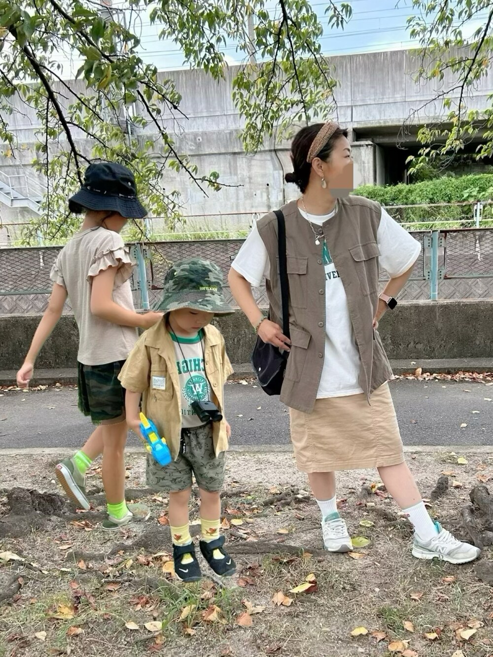 ベージュ系のタンクトップ、イエロー系のシャツ/ブラウス、グリーン系のその他パンツを着用したキッズの夏コーディネートの2枚目の写真