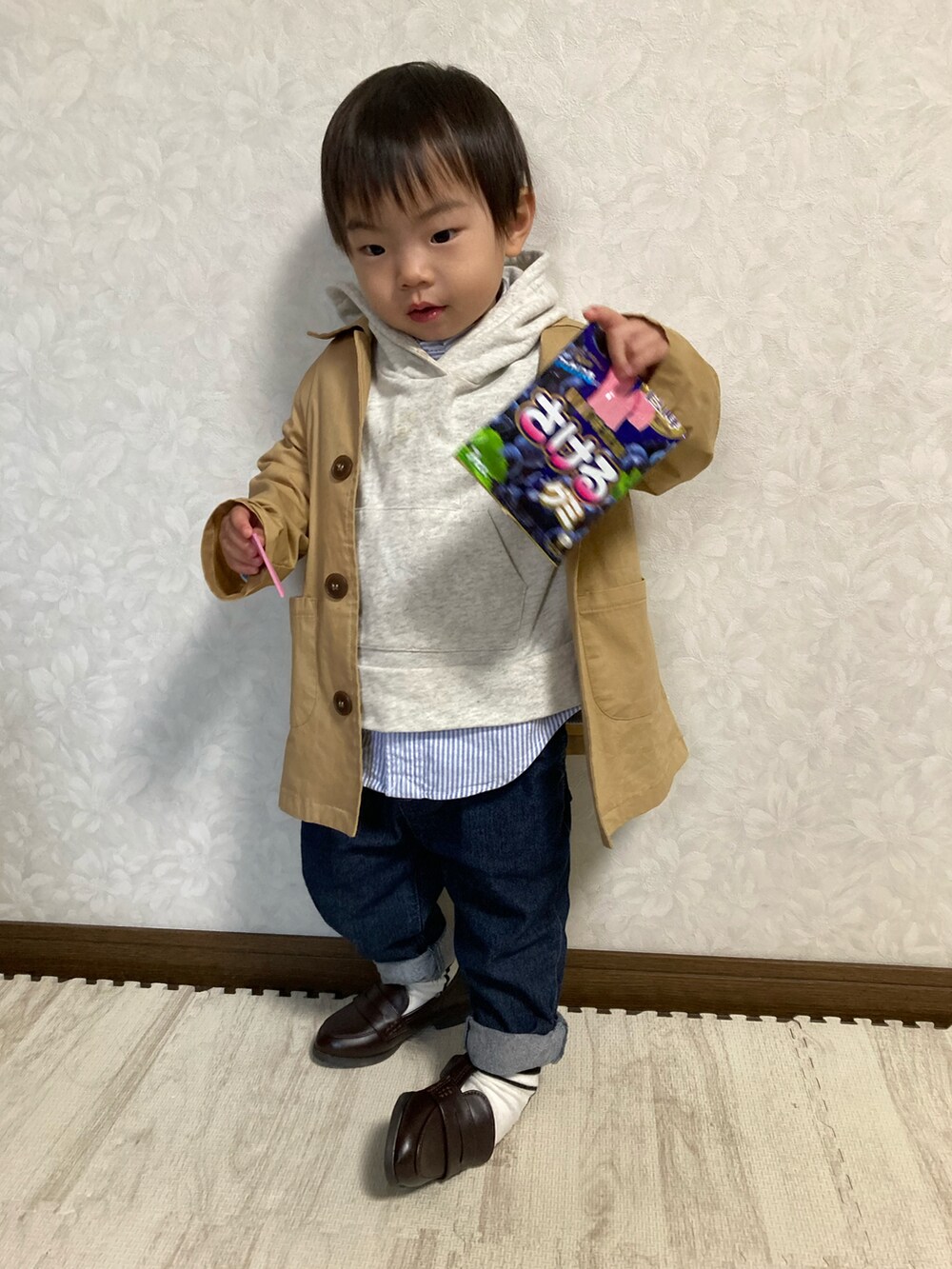 ブルー系のシャツ/ブラウス、ホワイト系のパーカー、ベージュ系のステンカラーコートを着用したキッズの冬コーディネートの3枚目の写真