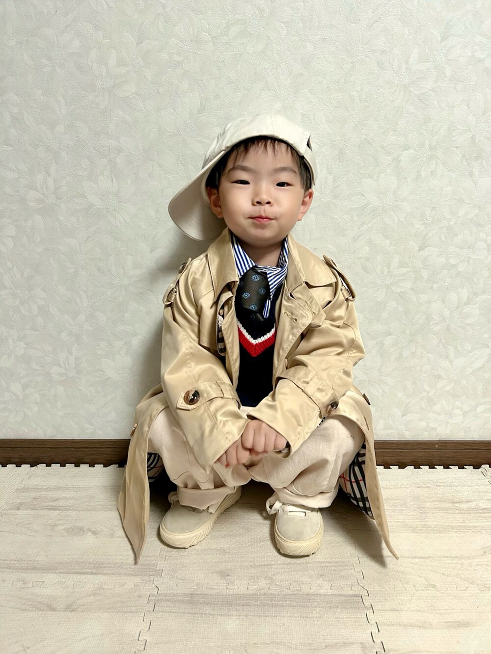 ブルー系のシャツ/ブラウス、ブルー系のベスト、ブラウン系のネクタイを着用したキッズの春コーディネートの5枚目の写真