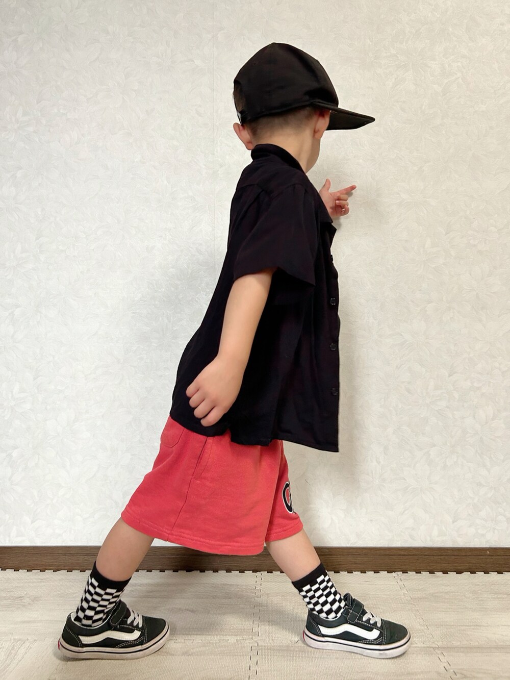 グレー系のTシャツ/カットソー、ブラック系のシャツ/ブラウス、レッド系のその他パンツを着用したキッズの夏コーディネートの4枚目の写真