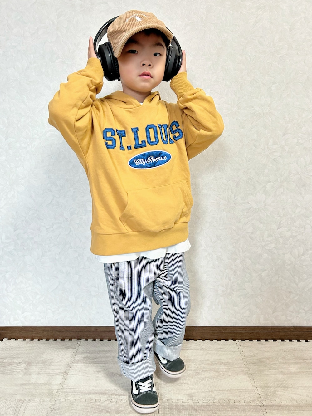 ホワイト系のTシャツ/カットソー、イエロー系のパーカー、その他のサロペット/オーバーオールを着用したキッズの秋コーディネートの2枚目の写真