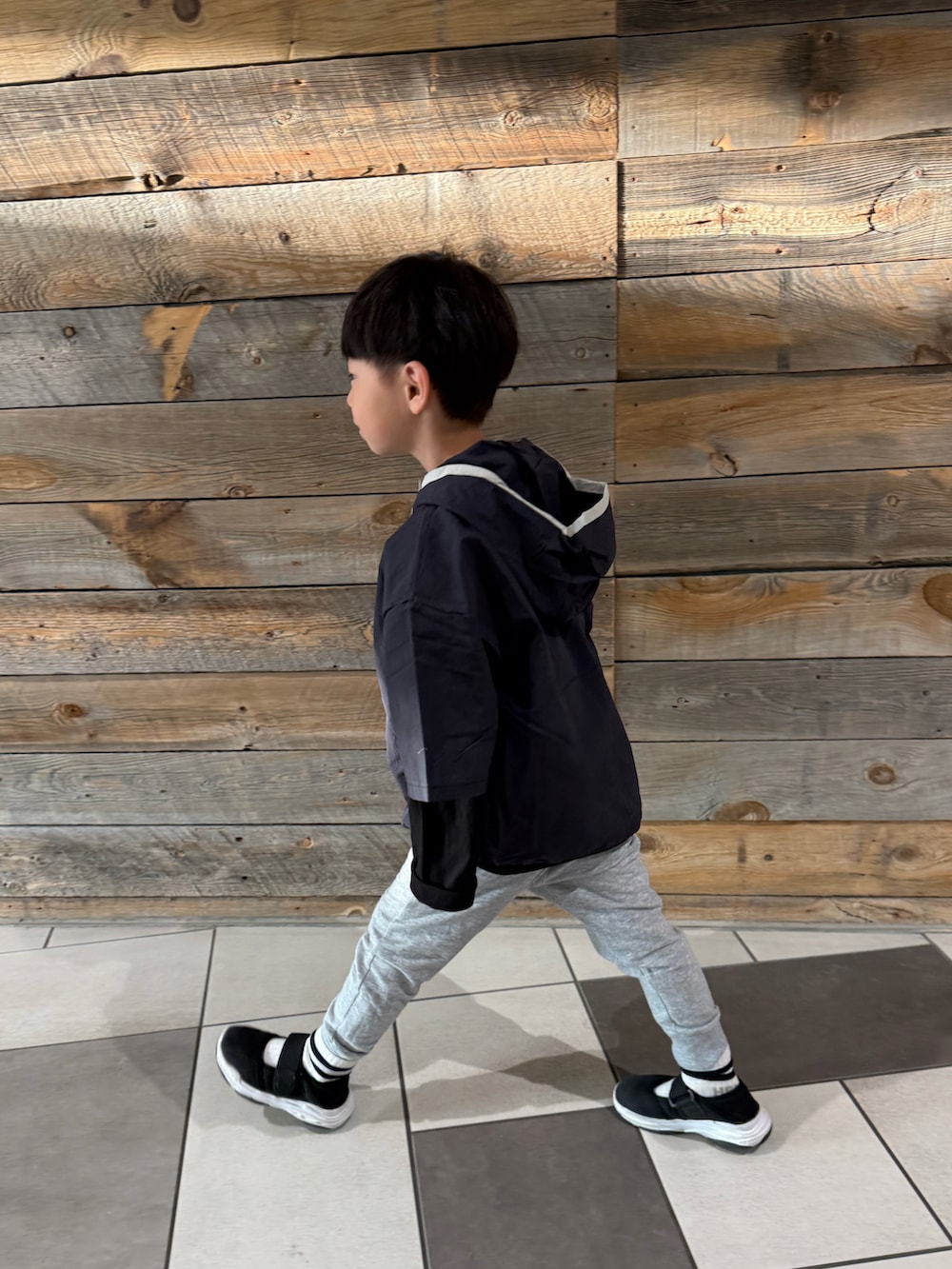 ブラック系のサンダル、グレー系のスウェットパンツ、ブラック系のTシャツ/カットソーを着用したキッズの春コーディネートの4枚目の写真