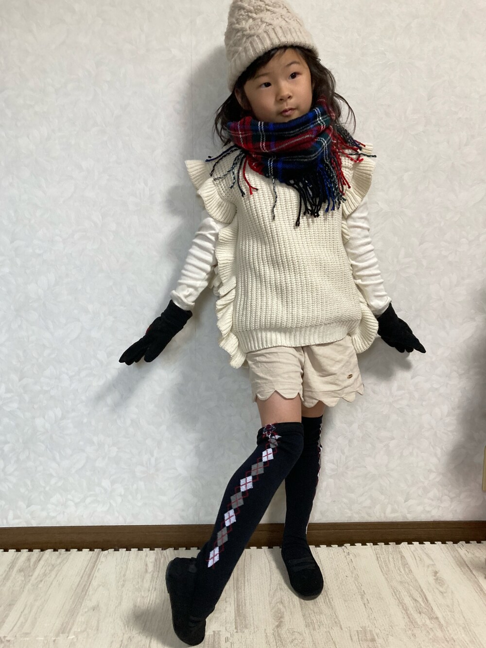 ホワイト系のTシャツ/カットソー、ベージュ系のベスト、ホワイト系のその他パンツを着用したキッズの冬コーディネートの4枚目の写真