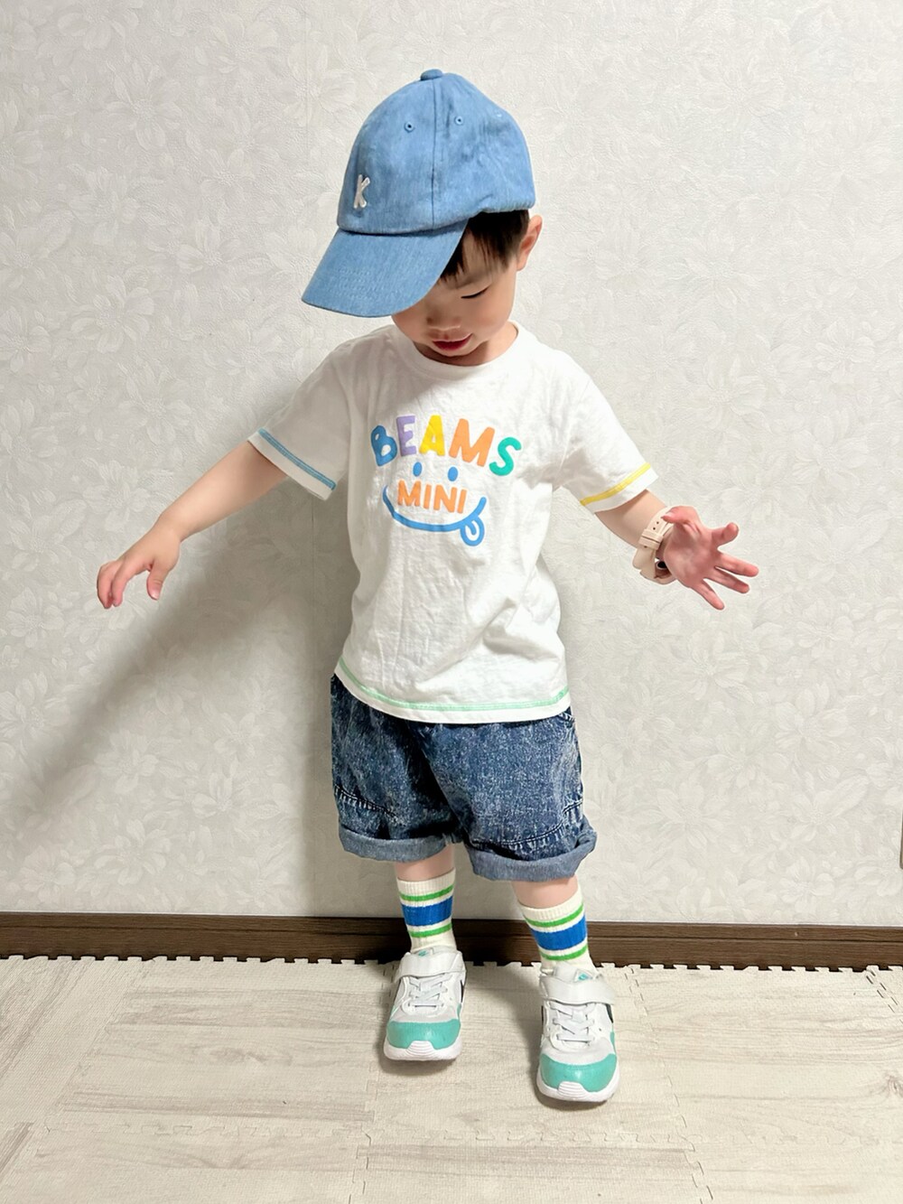 ホワイト系のTシャツ/カットソー、イエロー系のカーディガン/ボレロ、ブルー系のデニムパンツを着用したキッズの春コーディネートの4枚目の写真