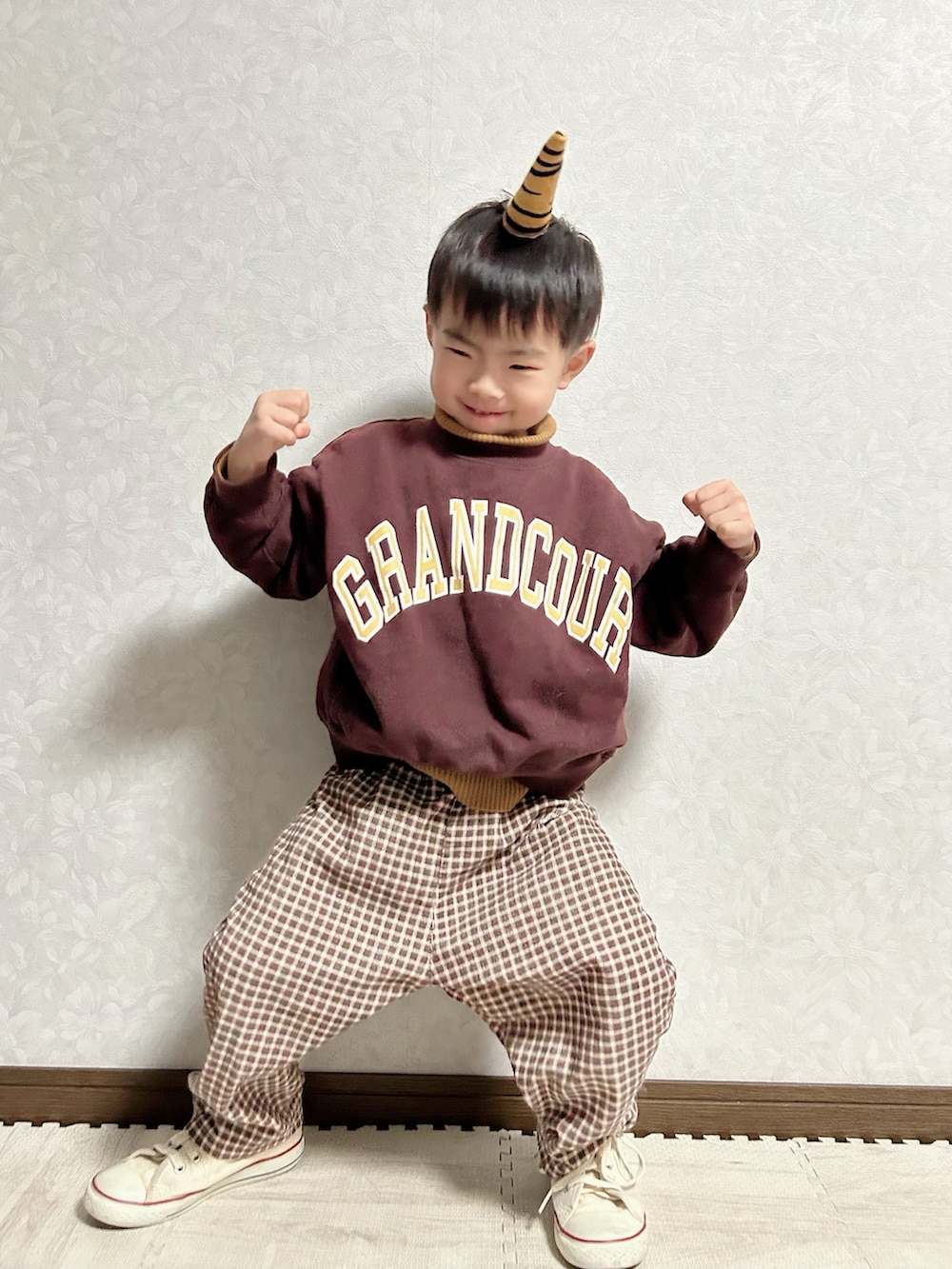 「節分、チョコ色に染まれ、デートコーデ、ブラウン、ブラウンコーデ、アポロブラザーズ&シスターズ2024、お出かけコーデ、冬コーデ、レイヤードスタイル、チェック、古着MIX、ニット帽、スニーカー、スウィーツ同盟会、pink男子部」｜「BREEZEのタートルニット 100cm（ニット/セーター、イエロー系）」を使った、lenlen23さん（キッズ・100cm）の冬コーディネートの2枚目の写真