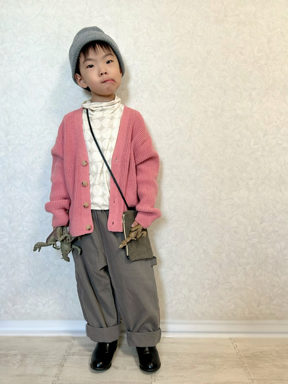 グレー系のTシャツ/カットソー、ピンク系のカーディガン/ボレロ、グレー系のカーゴパンツを着用したキッズの秋コーディネートの2枚目の写真