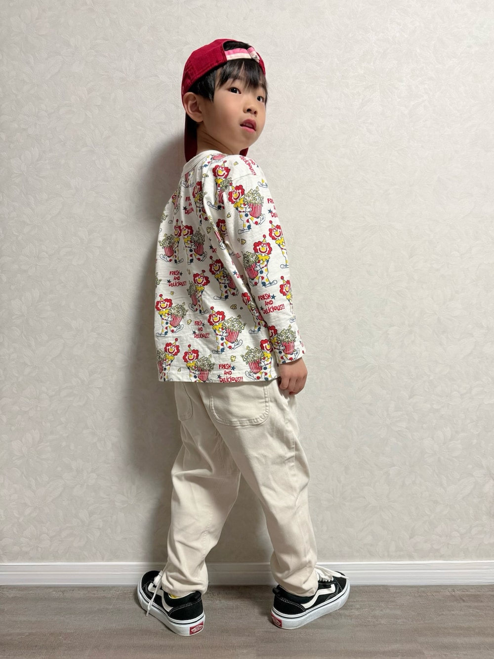 ベージュ系のその他パンツ、ベージュ系のTシャツ/カットソー、ブラック系のスニーカーを着用したキッズの冬コーディネートの4枚目の写真