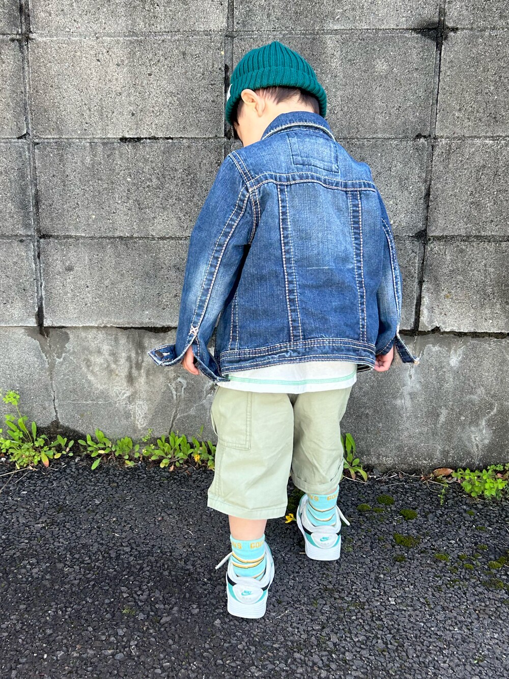 グリーン系のその他パンツ、ホワイト系のTシャツ/カットソー、ホワイト系のスニーカーを着用したキッズの春コーディネートの5枚目の写真