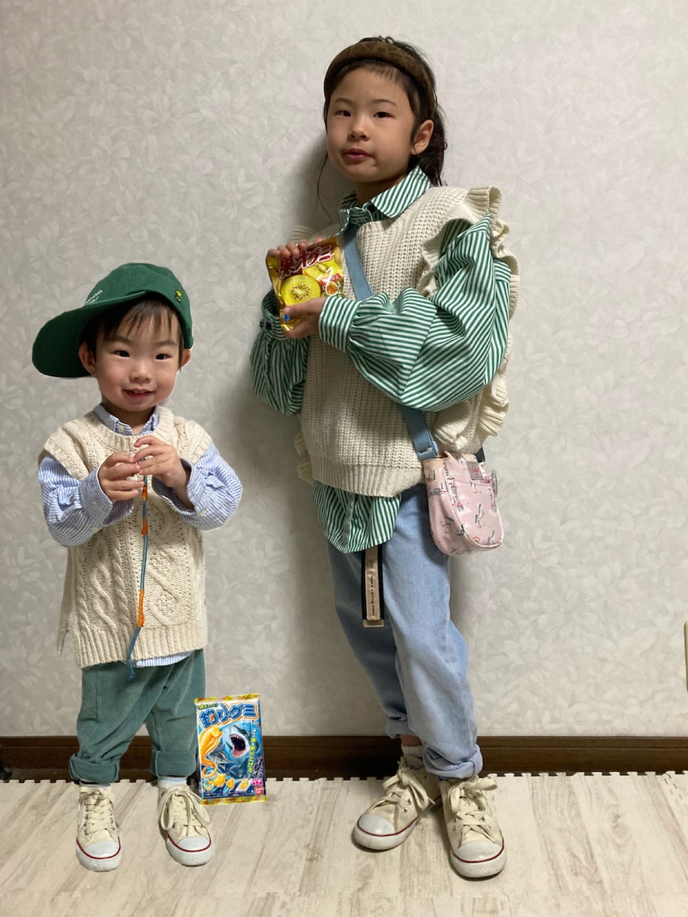 グリーン系のシャツ/ブラウス、グリーン系のその他パンツ、ブラウン系のカチューシャを着用したキッズの冬コーディネートの2枚目の写真