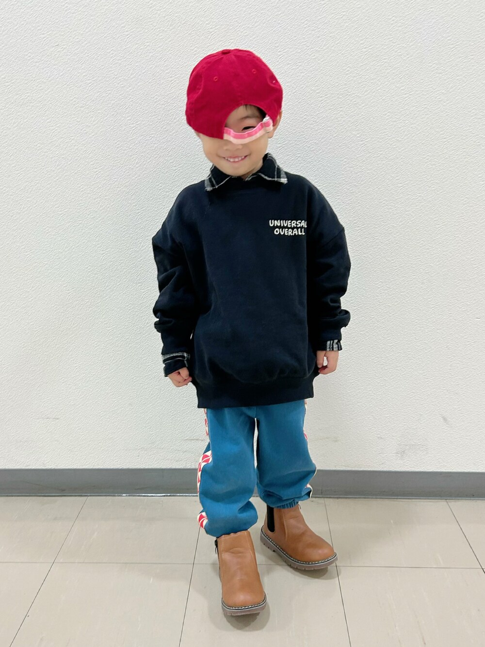 ブラック系のスウェット、ブラック系のシャツ/ブラウス、グリーン系のスウェットパンツを着用したキッズの冬コーディネートの3枚目の写真