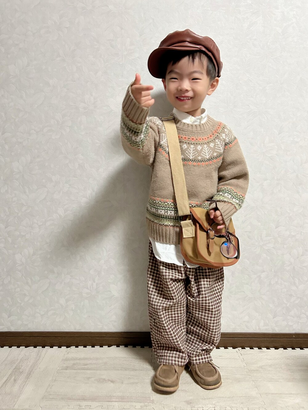 ホワイト系のシャツ/ブラウス、ベージュ系のニット/セーター、ブラウン系のショルダーバッグを着用したキッズの秋コーディネートの4枚目の写真