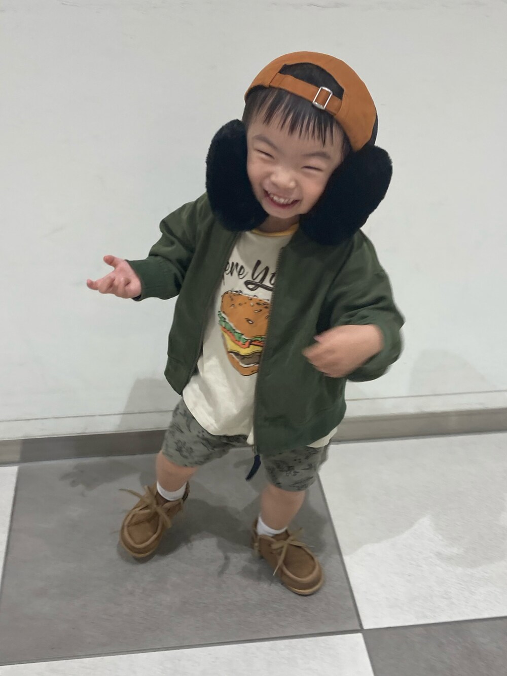 ホワイト系のTシャツ/カットソー、グリーン系のブルゾン、グリーン系のその他パンツを着用したキッズの秋コーディネートの4枚目の写真