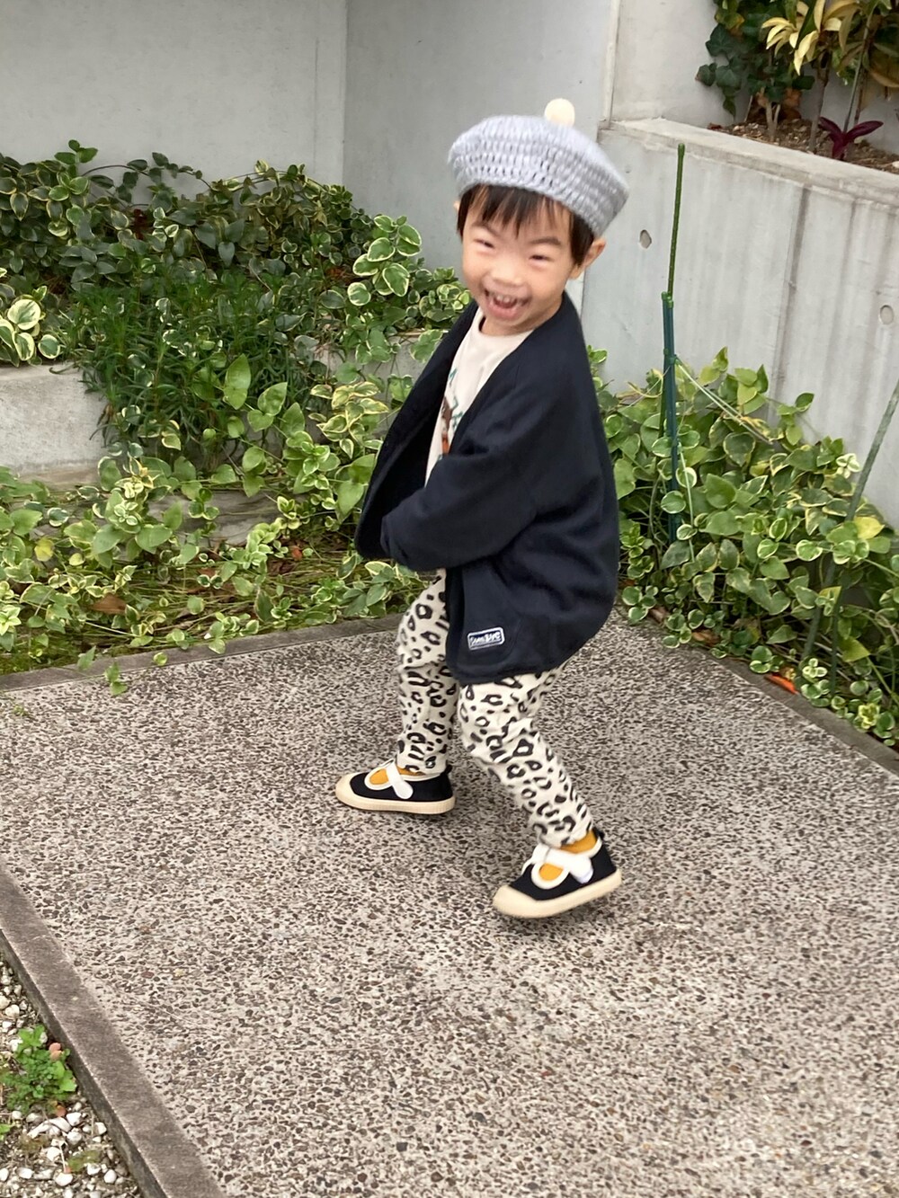 ベージュ系のスウェット、ブラック系のカーディガン/ボレロ、ベージュ系のスウェットパンツを着用したキッズの冬コーディネートの3枚目の写真