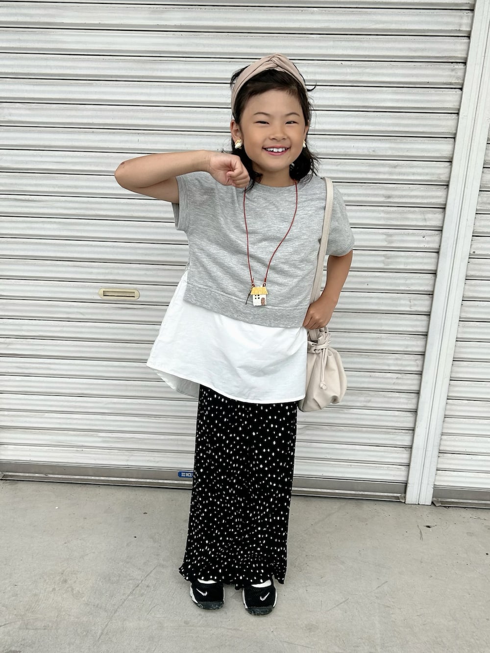 グレー系のTシャツ/カットソー、ホワイト系のその他パンツ、ブラック系のサンダルを着用したキッズの春コーディネートの2枚目の写真