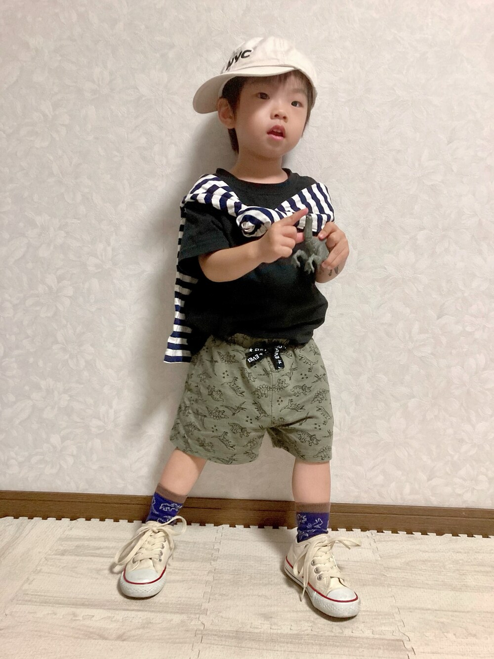 ブルー系のTシャツ/カットソー、グリーン系のその他パンツ、ホワイト系のキャップを着用したキッズの秋コーディネートの4枚目の写真