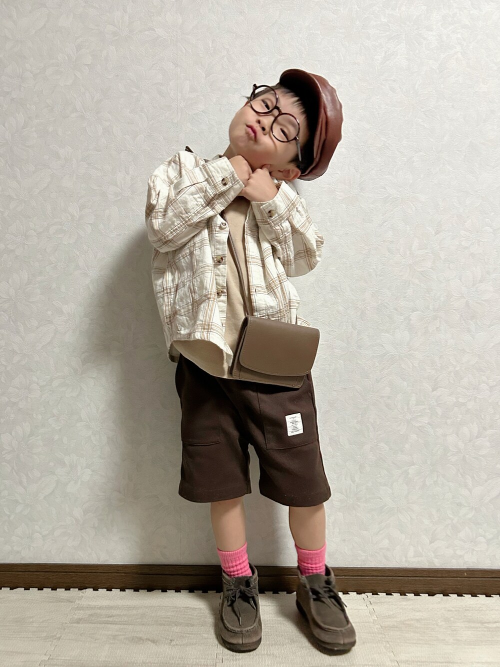 「秋コーデ、チェック、ブラウン、めがね、レイヤードスタイル、ハーフパンツ、お出かけコーデ、ブーツ、ショルダーバッグ、シャツスタイル、ハンチング、靴下オタク、きれいめカジュアル、プチプラ、チョコ色に染まれ」｜「西松屋のアイテム（ハンチング/ベレー帽、ブラウン系）」を使った、lenlen23さん（キッズ・100cm）の秋コーディネートの4枚目の写真