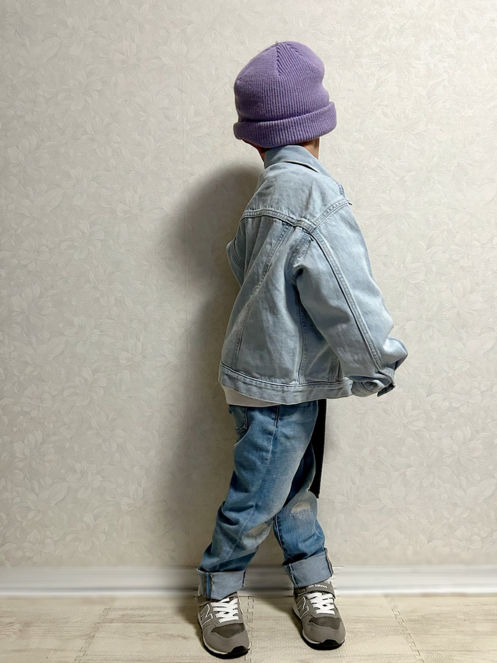 ブルー系のシャツ/ブラウス、グレー系のスウェット、ブルー系のデニムジャケットを着用したキッズの冬コーディネートの5枚目の写真