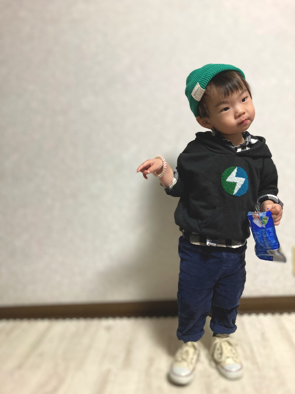 ホワイト系のシャツ/ブラウス、ブラック系のパーカー、ブルー系のパンツを着用したキッズの春コーディネートの4枚目の写真