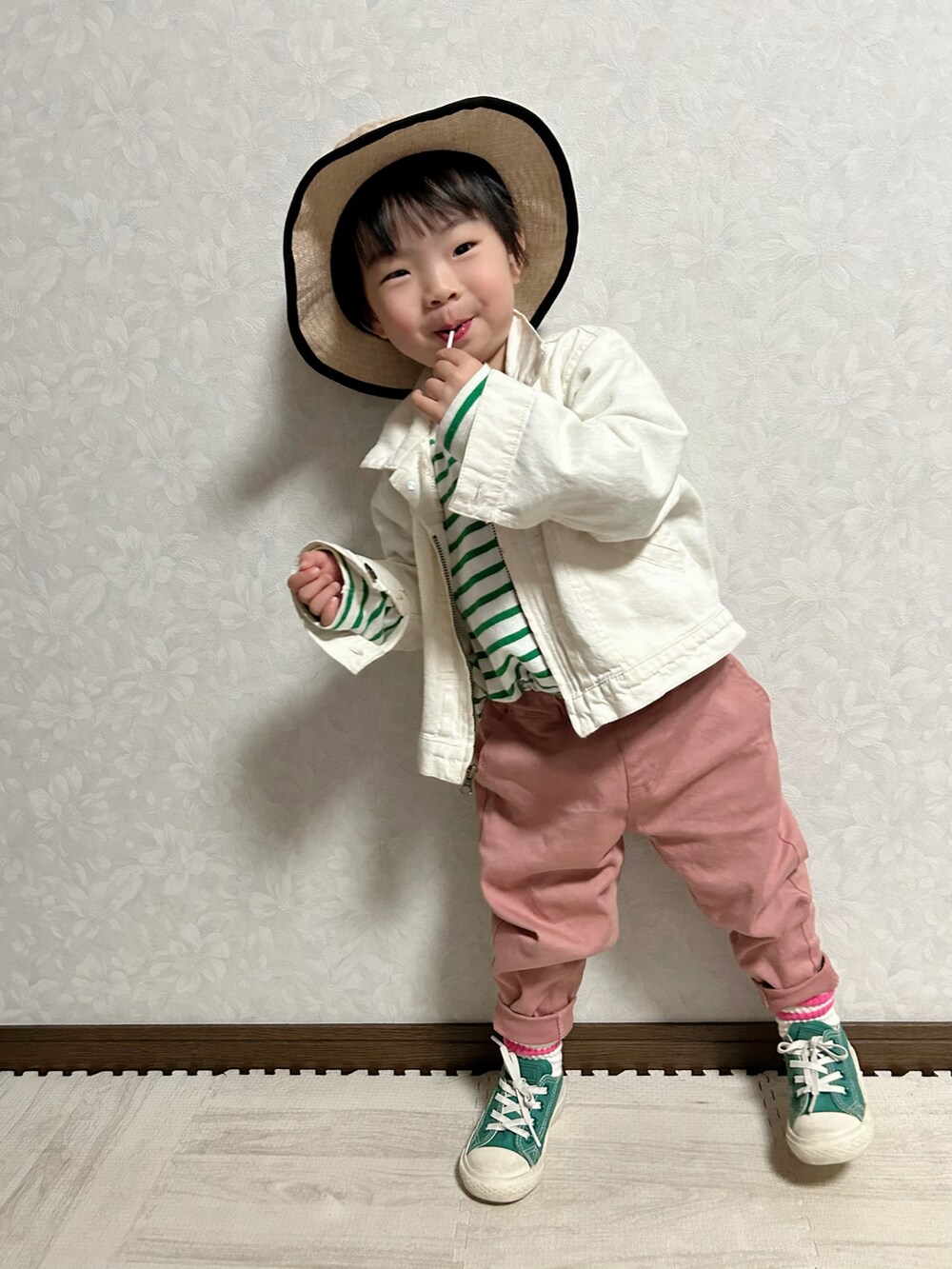 グリーン系のTシャツ/カットソー、ホワイト系のデニムジャケット、ピンク系のチノパンツを着用したキッズの春コーディネートの4枚目の写真