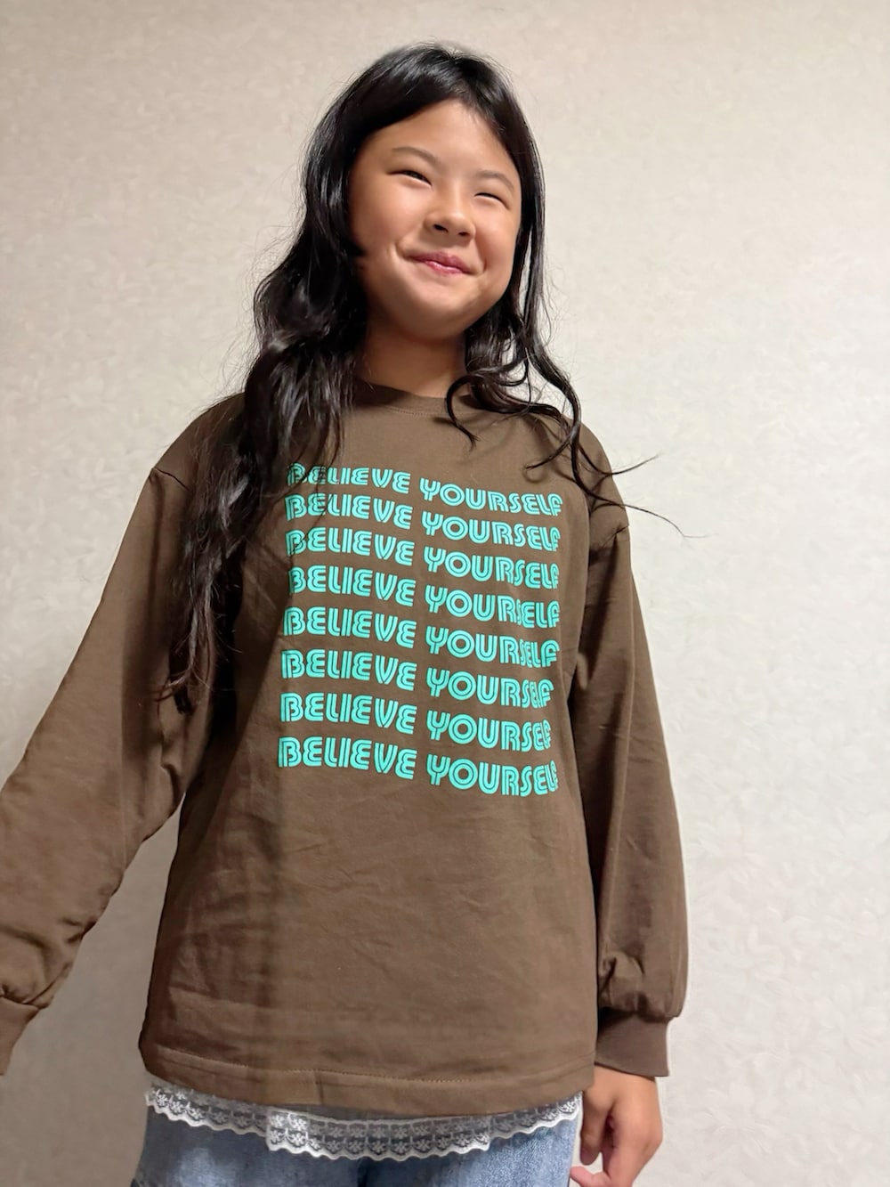 ブルー系のカーゴパンツ、ブラウン系のTシャツ/カットソー、ホワイト系のタンクトップを着用したキッズの秋コーディネートの4枚目の写真