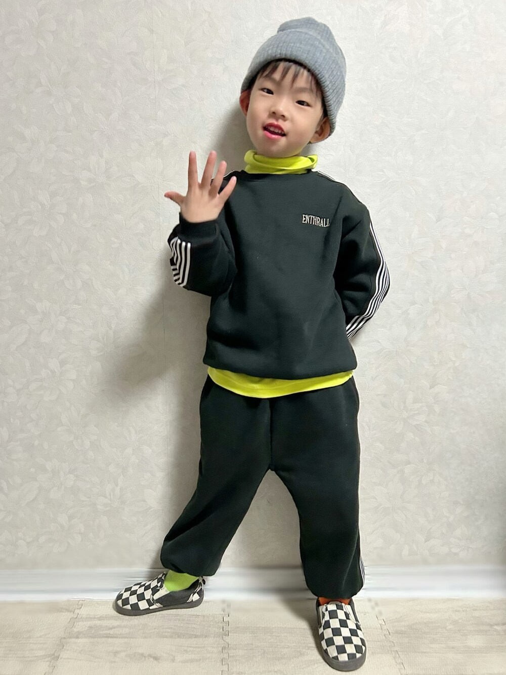 イエロー系のTシャツ/カットソー、ブラック系のセットアップ、ブラック系のショルダーバッグを着用したキッズの冬コーディネートの3枚目の写真