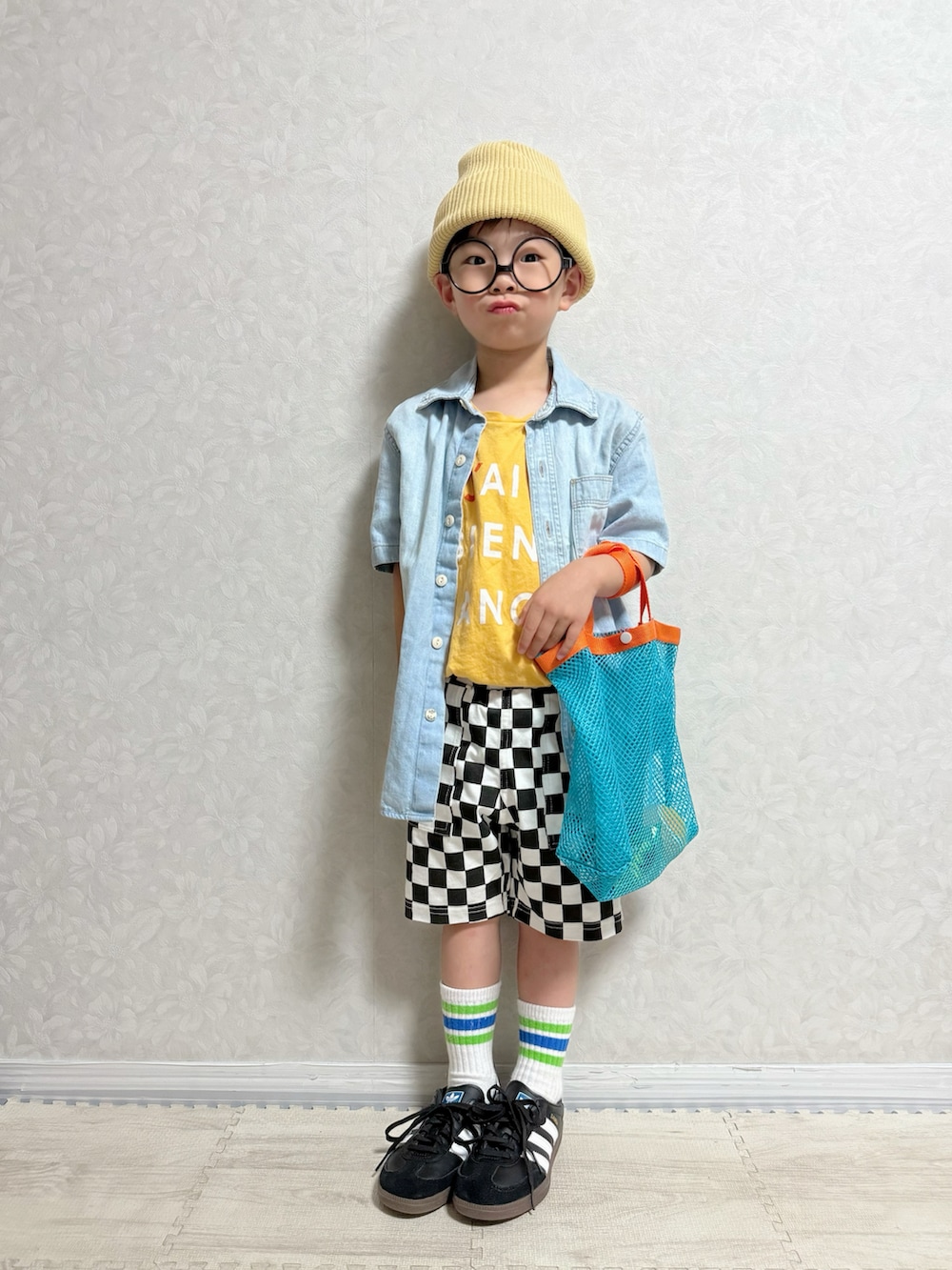 オレンジ系のTシャツ/カットソー、ブルー系のシャツ/ブラウス、その他のその他パンツを着用したキッズの夏コーディネートの3枚目の写真