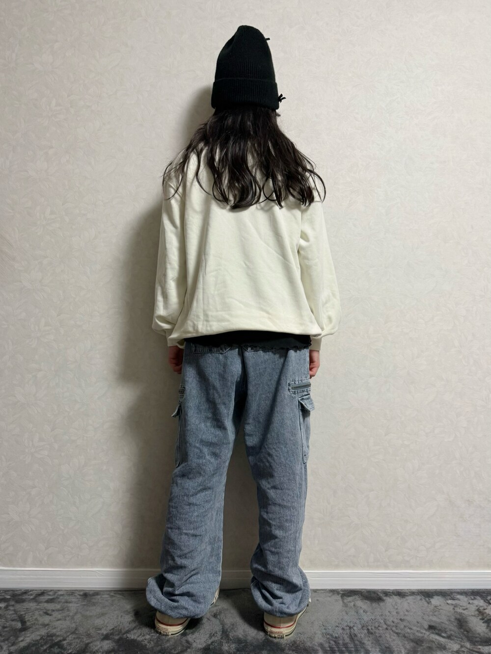 ホワイト系のスウェット、ブラウン系のノーカラージャケット、ブルー系のカーゴパンツを着用したキッズの冬コーディネートの4枚目の写真
