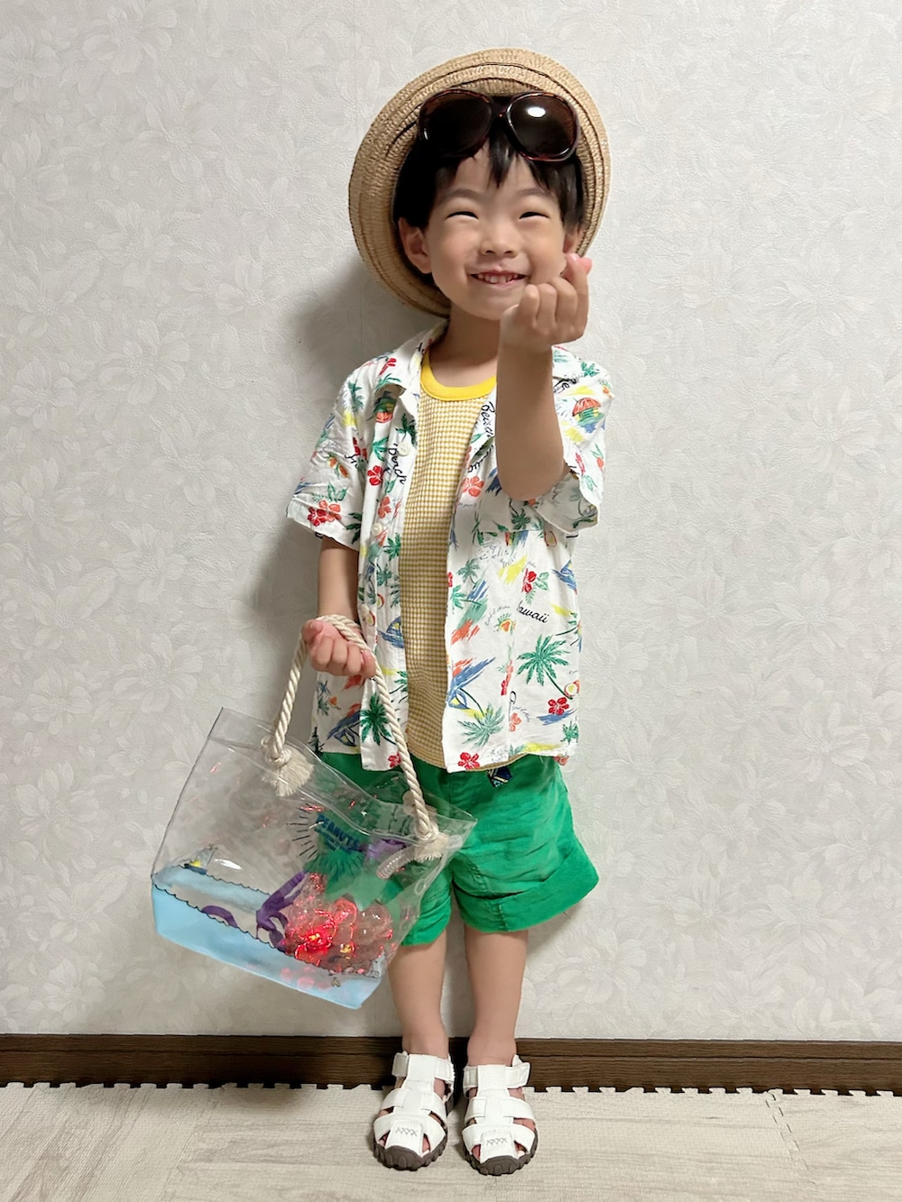 イエロー系のタンクトップ、ホワイト系のシャツ/ブラウス、グリーン系のその他パンツを着用したキッズの夏コーディネートの5枚目の写真