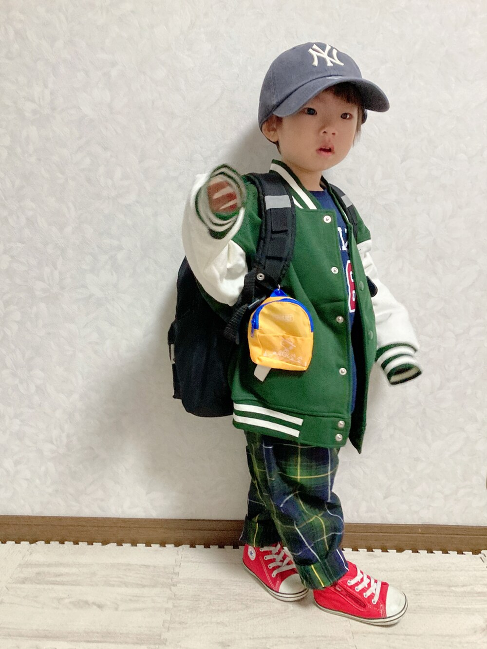 ブルー系のTシャツ/カットソー、グリーン系のブルゾン、グリーン系のパンツを着用したキッズの秋コーディネートの5枚目の写真