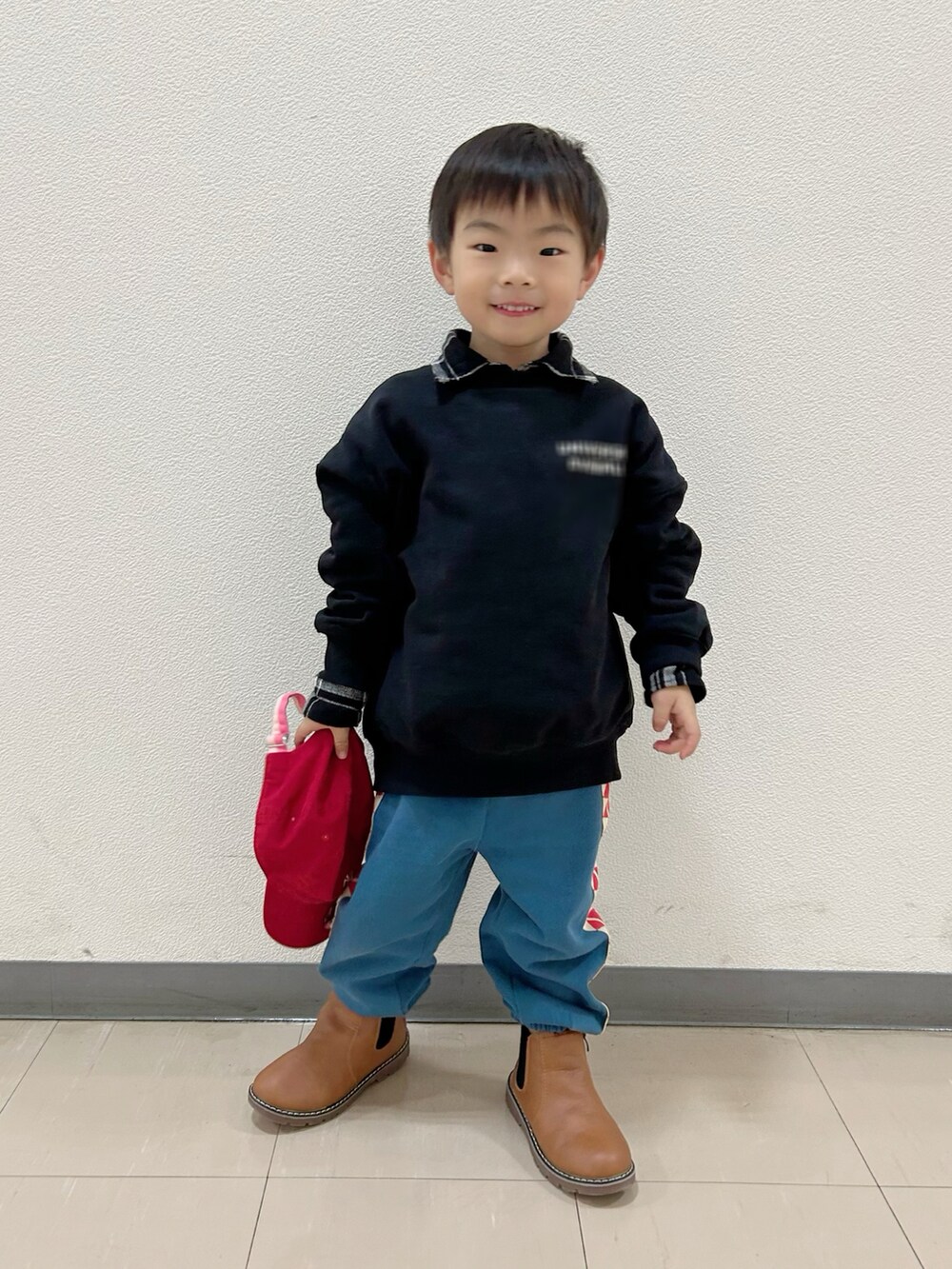 ブラック系のスウェット、ブラック系のシャツ/ブラウス、グリーン系のスウェットパンツを着用したキッズの冬コーディネートの2枚目の写真