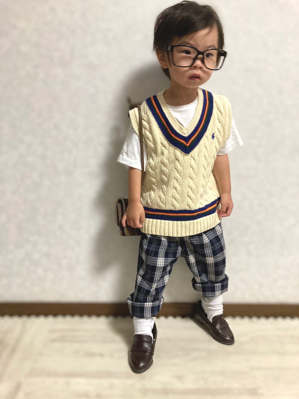 ホワイト系のTシャツ/カットソー、ホワイト系のベスト、ブルー系のその他パンツを着用したキッズの秋コーディネートの4枚目の写真