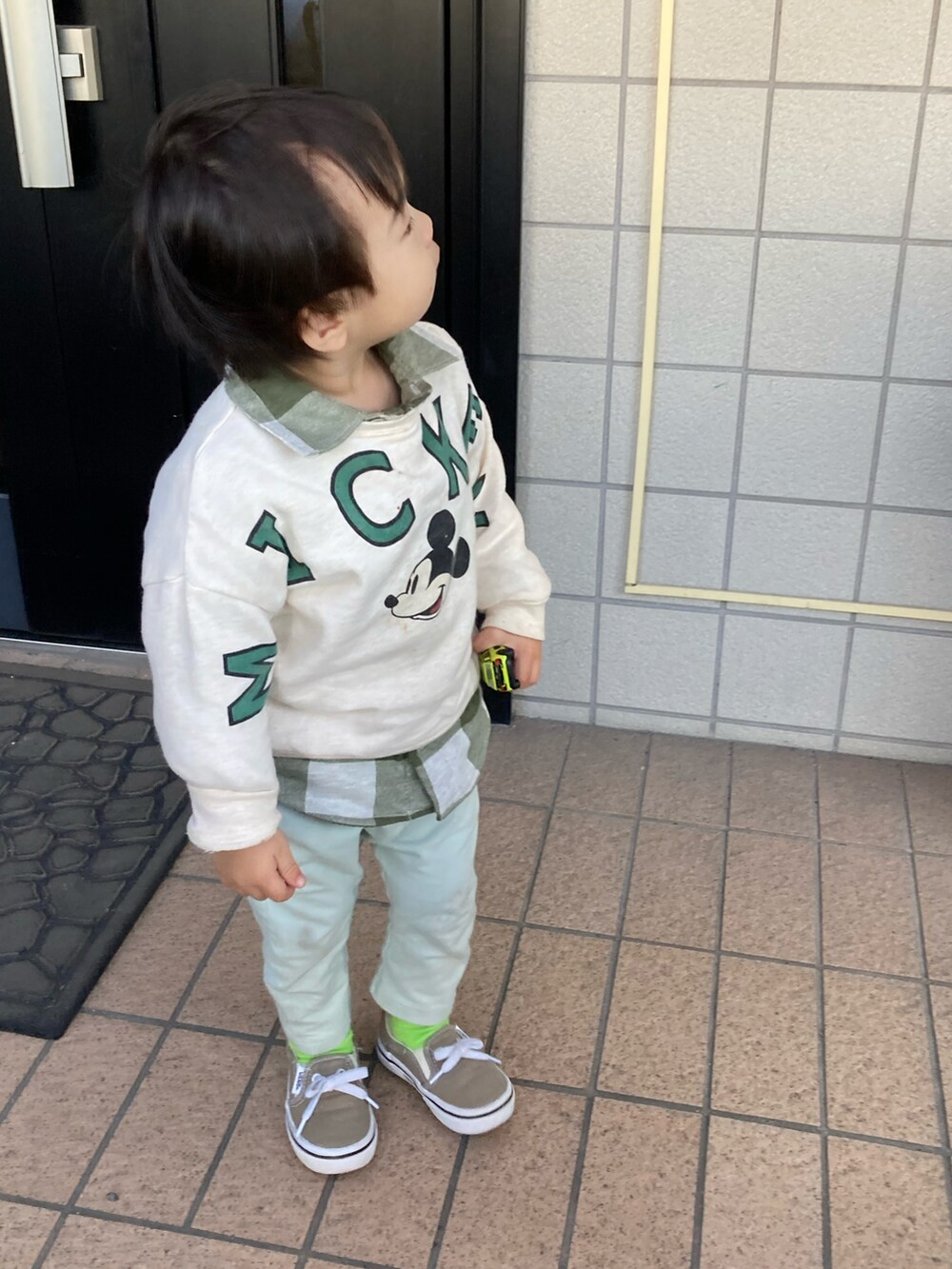 グリーン系のシャツ/ブラウス、ベージュ系のスウェット、グリーン系のパンツを着用したキッズの春コーディネートの2枚目の写真