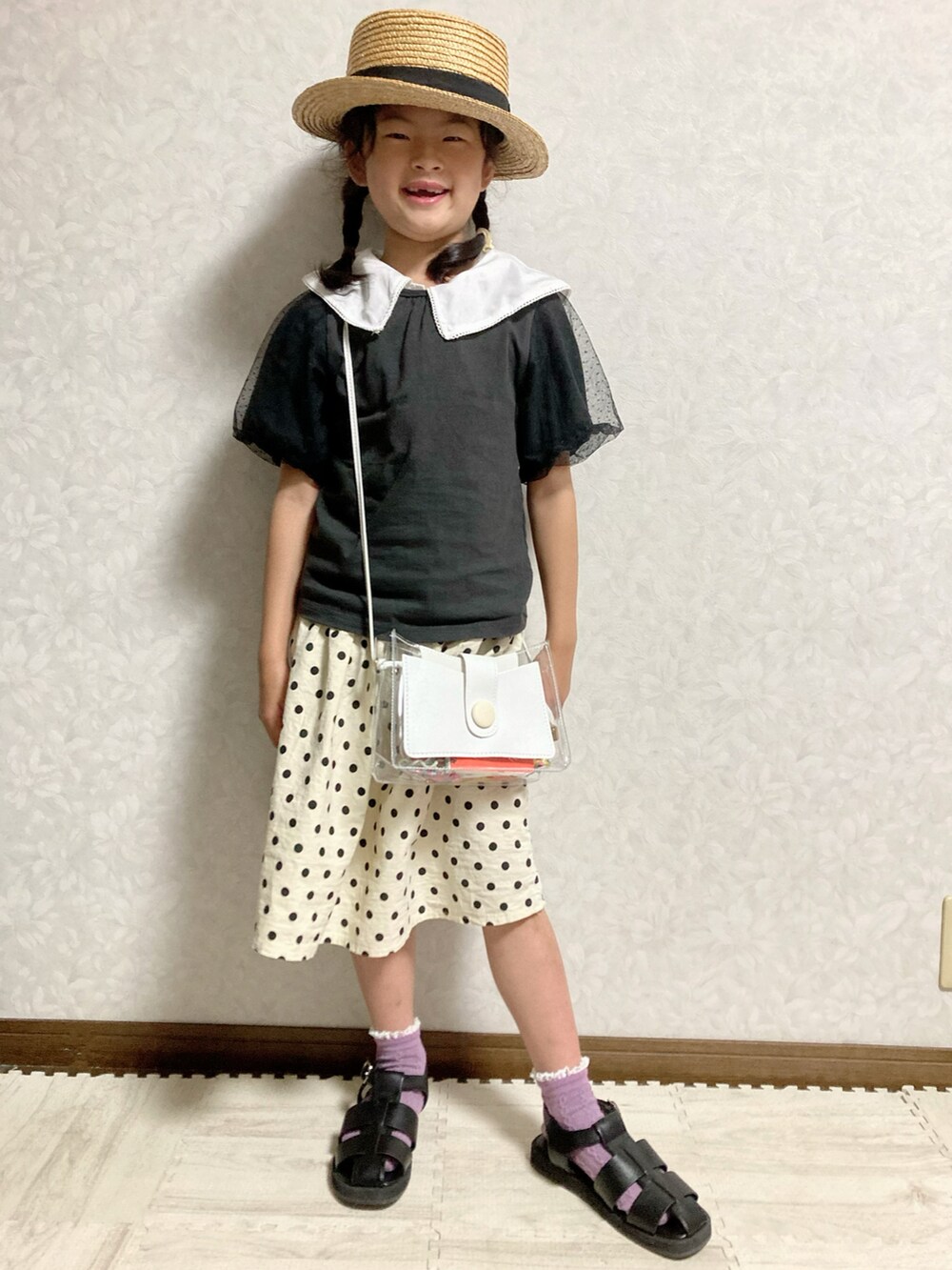 ブラック系のシャツ/ブラウス、ホワイト系のその他パンツ、ホワイト系のショルダーバッグを着用したキッズの夏コーディネートの5枚目の写真