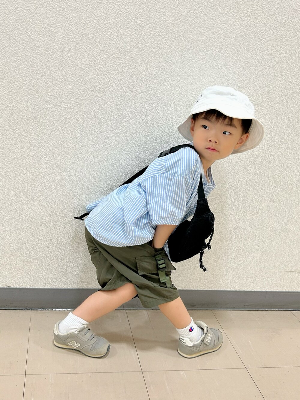 その他のシャツ/ブラウス、ブラック系のボディバッグ/ウエストポーチ、グリーン系のカーゴパンツを着用したキッズの夏コーディネートの4枚目の写真