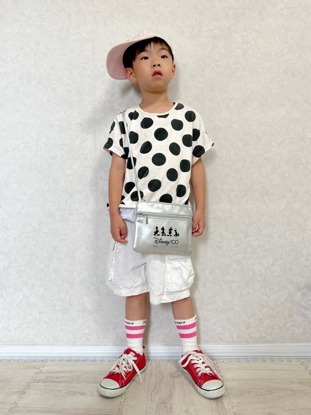 レッド系のスニーカー、ホワイト系のその他パンツ、ホワイト系のTシャツ/カットソーを着用したキッズの夏コーディネートの3枚目の写真