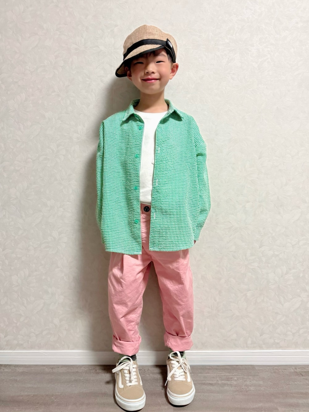 ピンク系のその他パンツ、ベージュ系のスニーカー、グリーン系のシャツ/ブラウスを着用したキッズの春コーディネートの2枚目の写真